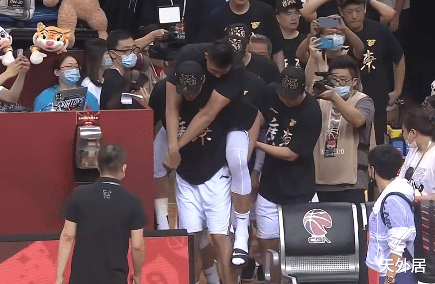 易建联|凌晨1点，曝易建联跟腱断裂！中国男篮遭遇毁灭性打击，四输局面