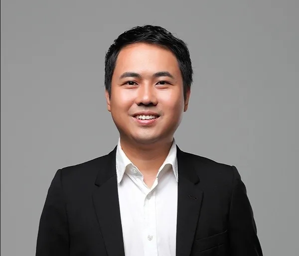 电子商务|80后小伙卖手机配件成就300亿身价，660亿神话成为跨境第一股！