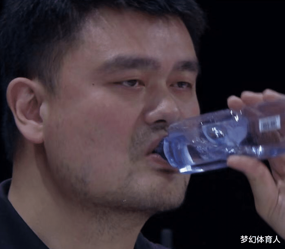 奥尼尔@NBA巨人喝水有多夸张？姚明奥尼尔我忍了，伊巴卡把桶装水当矿泉水