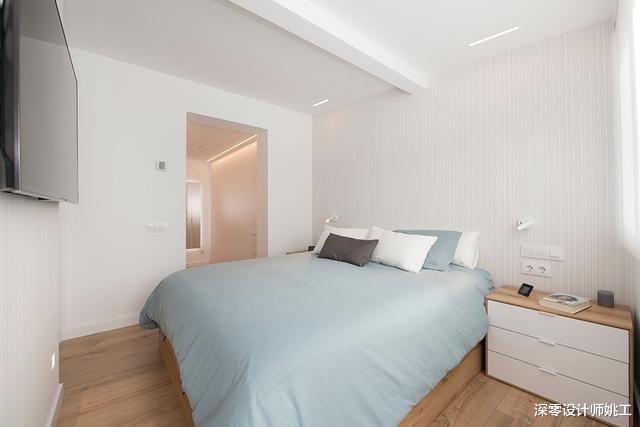 |都是开门见厅，他家很聪明，靠边做柜子，顶天立地刚好也是书柜