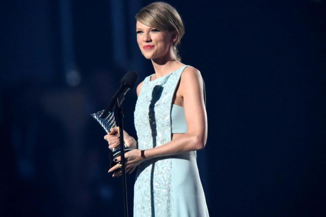 泰勒·斯威夫特|斯威夫特大奖造型自信有范，演唱歌曲《Betty》, 从音乐中学会很多