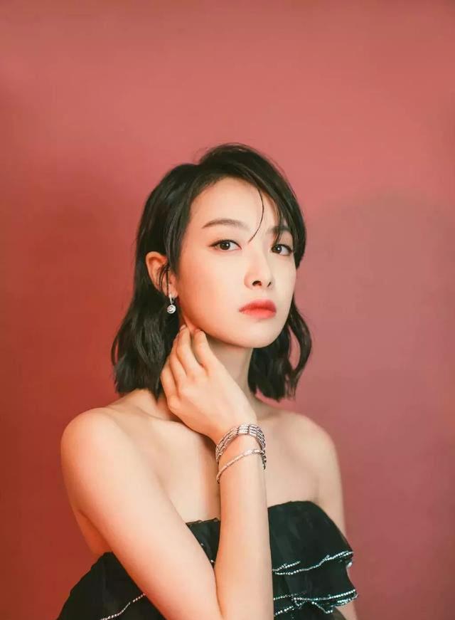 发型▲最近很火的一种新发型，“齐刘海+锁骨发”，Lisa剪了后超美的！