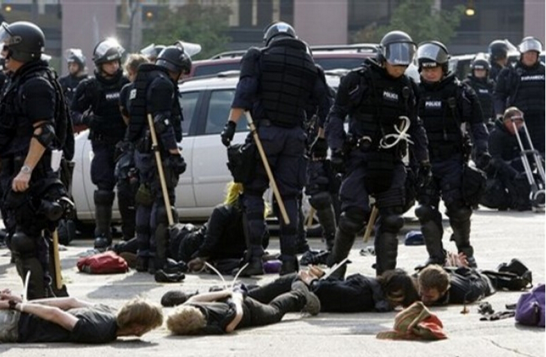 [美国]美警下跪画面获万人转发，一条藏在美国的“鄙视链”