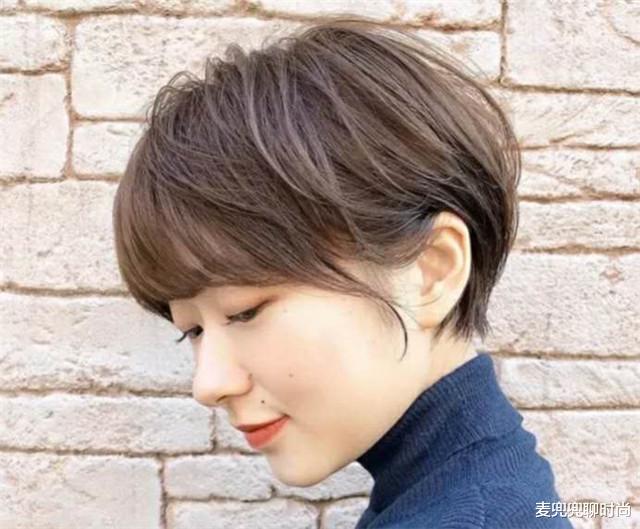 『发型』到了40岁的“家庭妇女”，有白发的剪这3种发型，时髦减龄又气质
