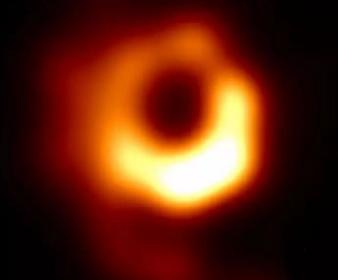 「黑洞」黑洞是生命体吗？科学家在6亿光年外的黑洞上找到了答案：它动了