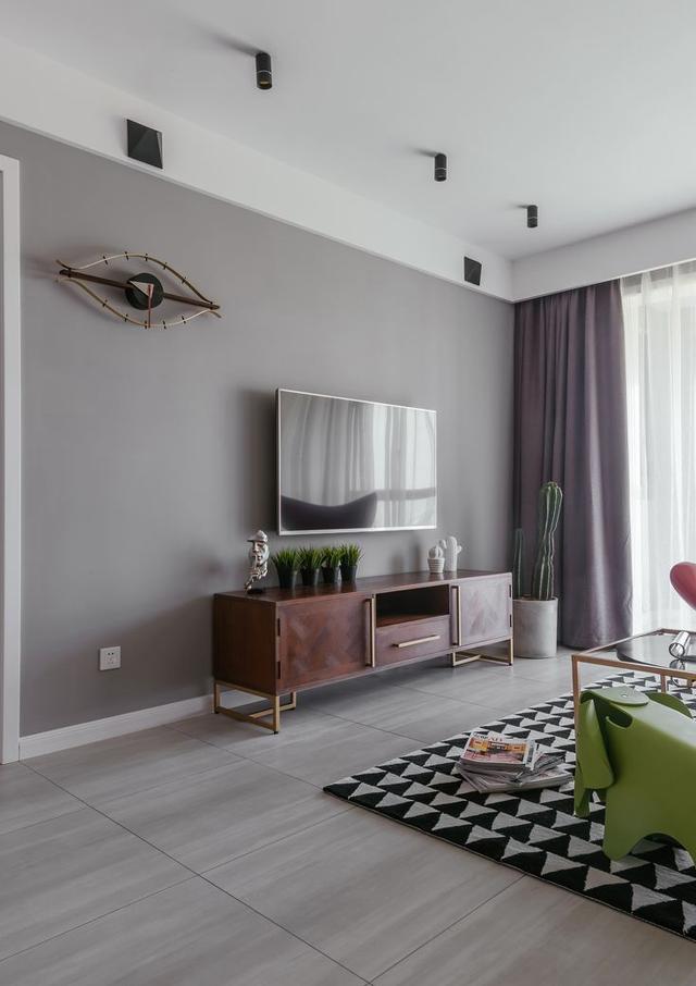 电视墙不用太复杂，用乳胶漆200块搞定，完工很耐看，很满意