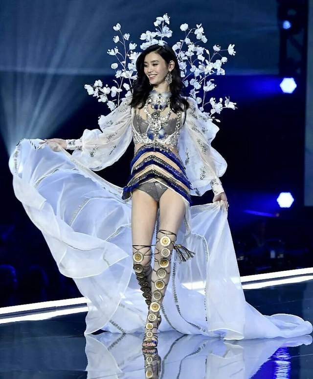 奚梦瑶|何猷君意外再提“摔倒”，奚梦瑶神情严肃，吐槽其是黑粉