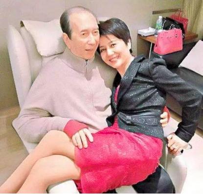 「赌王」赌王头七追悼会排场大，四房其聚显哀思，谁最爱赌王却是一目了然