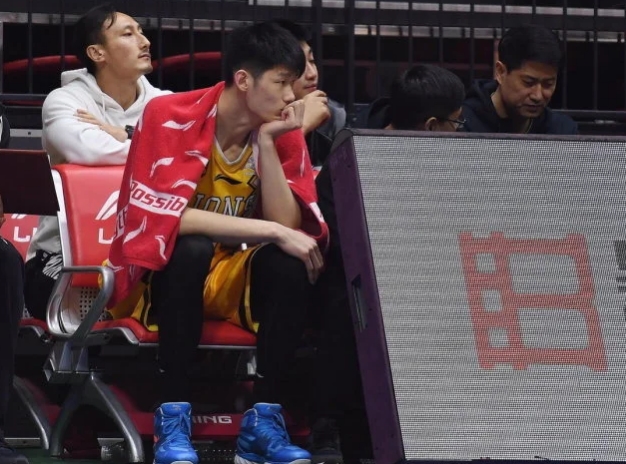 林书豪|搞特殊？为何林书豪的擦汗毛巾是白色的，其他球员的是红色的？