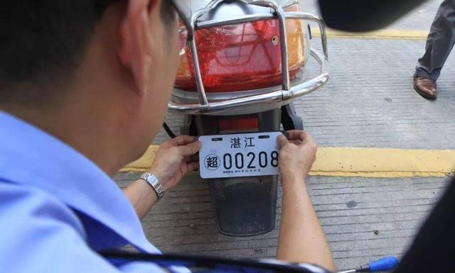 电动车@“头盔”还没抢到,电动车又一新规来了,老百姓:没钱买车也有错