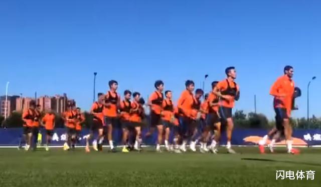 山东鲁能|鲁能抵达大连进行首堂训练课，信息量不少，球衣号码有调整