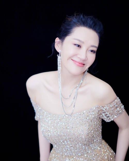许晴|51岁的许晴不婚不育，她终于承认：如果他没有死，我已是孩子妈