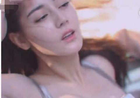 迪丽热巴|迪丽热巴出道前性感照流出,身材不输柳岩,尤其是臀部