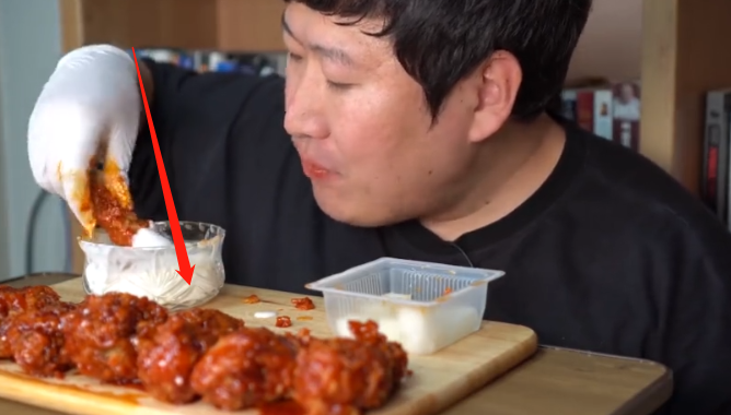 #烧烤#大胃王吃50个“炸鸡腿”,镜头转换45度穿帮,网友:我也能行!