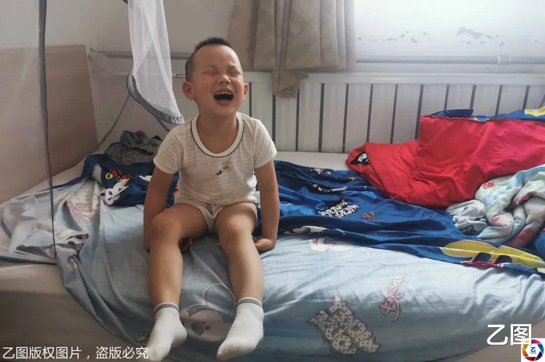 乙图|男童患病耗尽家产，公婆向儿媳摊牌，她说：我的儿子我不能不救