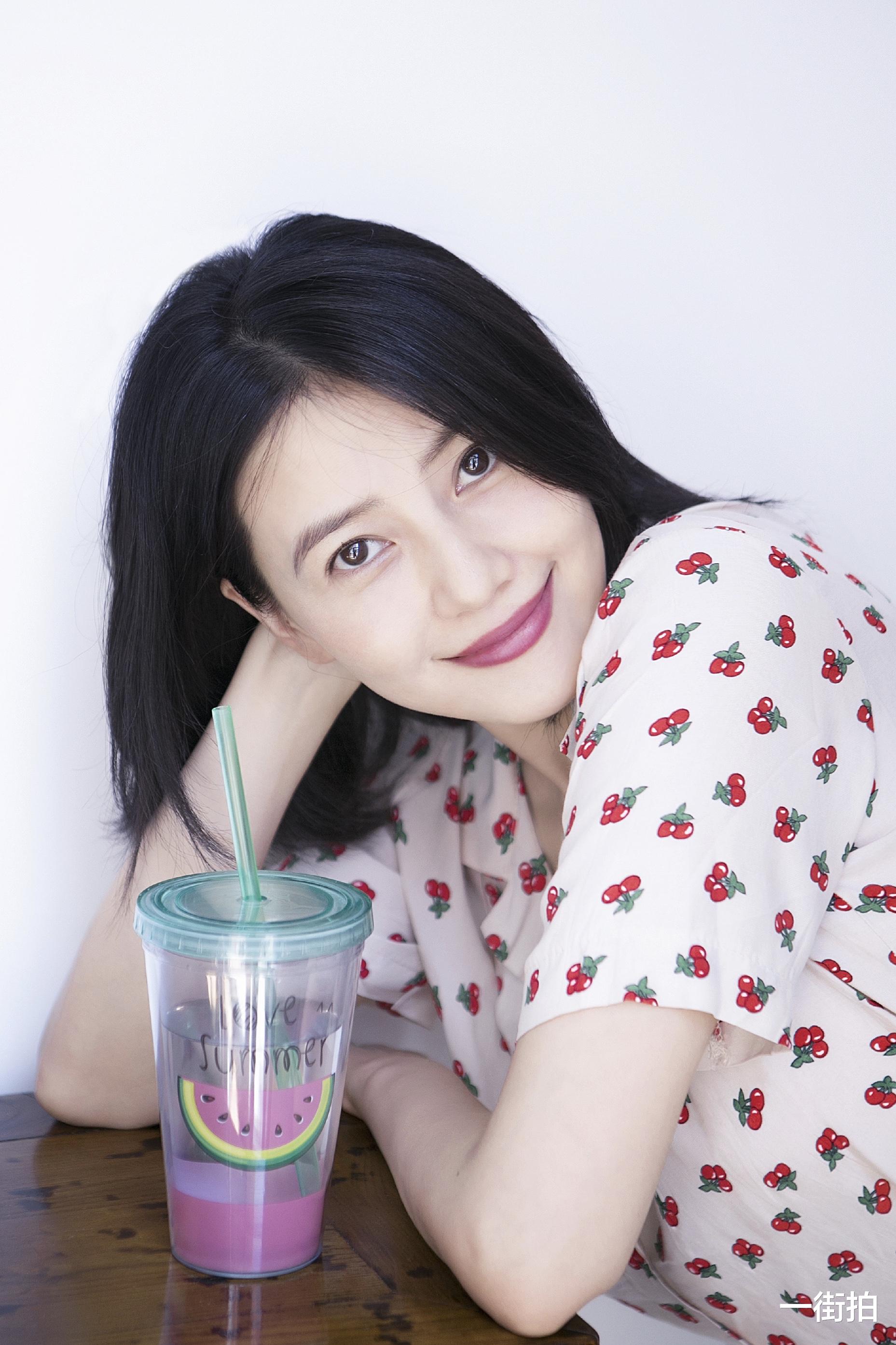 「高圆圆」高圆圆一家五口出街,小女儿首露正脸照,网友:肉嘟嘟圆脸像妈妈