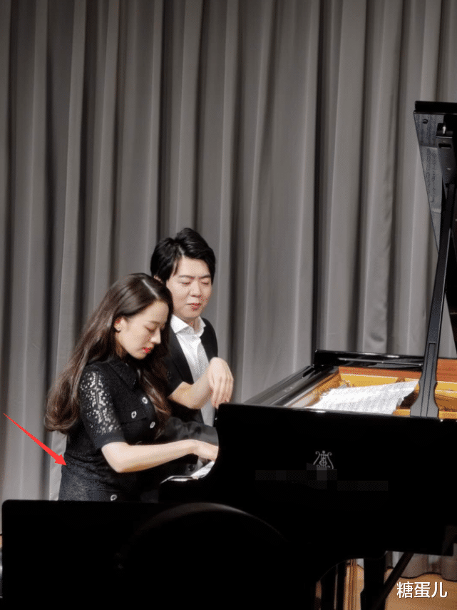 郎朗|郎朗老婆官宣怀孕喜讯，穿蕾丝裙现身，肚子上赘肉已经横着长了！