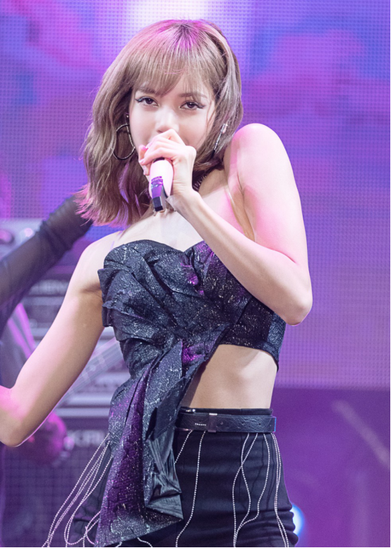 『刘海』Lisa获得“人间芭比”称号，不仅是靠好身材，还有她的“铁刘海”