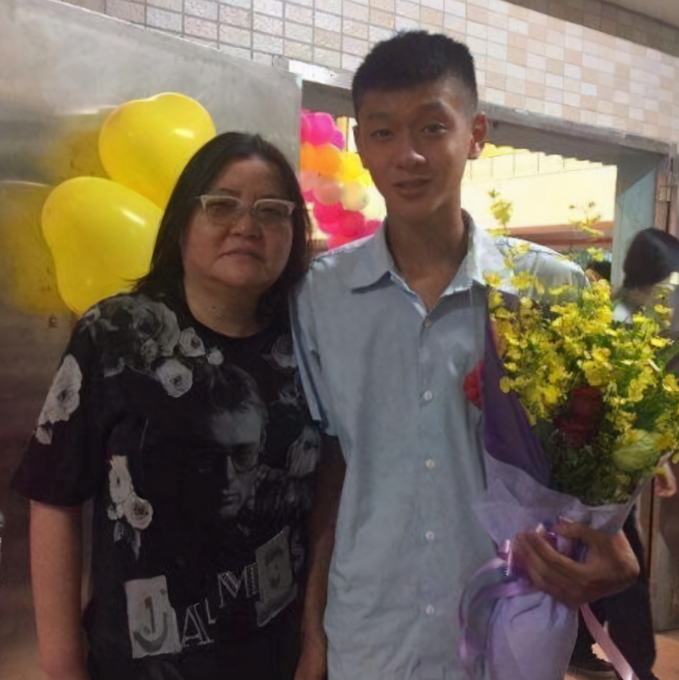 汤唯|18年前，陈宝莲跳楼后留下的男婴，如今已成“干爹”黄任中的模样