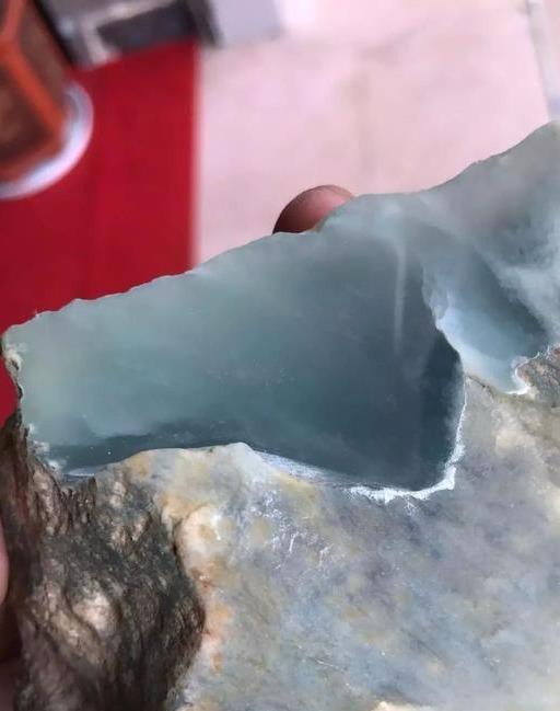 「翡翠」一块木那矿区黄沙皮，开出了市场稀有的洒金翡翠！