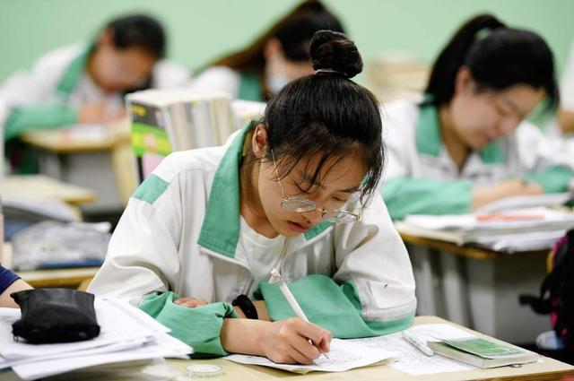 考试|高考成绩公布之后!撕别人答题卡的女生多少分?另外两人有影响吗