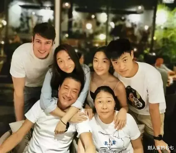 「梁家辉」梁家辉江嘉年的婚姻暴露一个残酷真相:抛弃糟糠之妻的男人,后来怎样了?