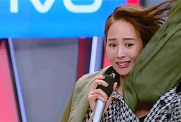 『何炅』张钧甯快本被惩罚，掏衣服时掉出“白色东西”，何炅赶紧转头回避