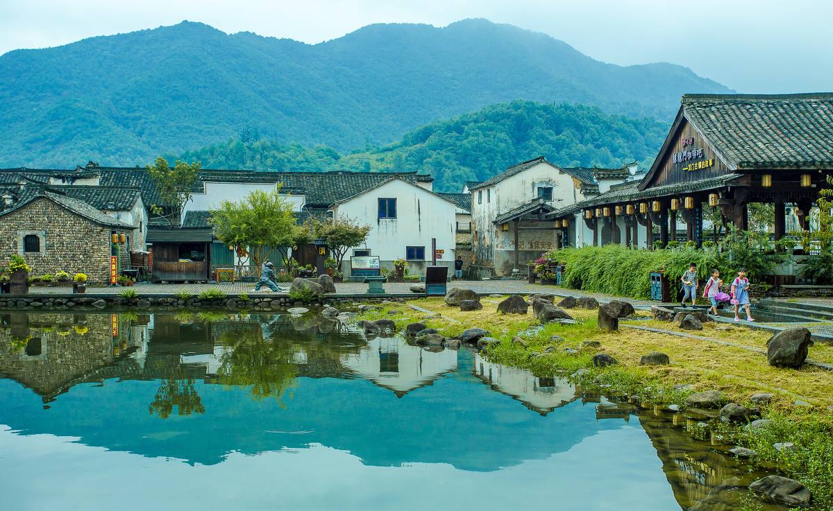 「古镇」这个古镇是孙权故里，明清古建筑保存完整，几乎没有商业化