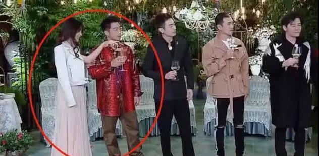 郑恺▲节目组让baby喝“变态水”，郑恺的一个反应，暴露俩人真实关系