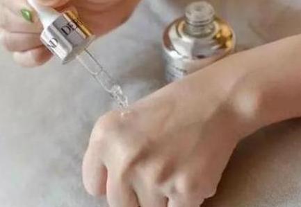 「李佳琦」脸上长“色斑”不必慌，药店这款平价“精华液”，美白淡斑还嫩肤