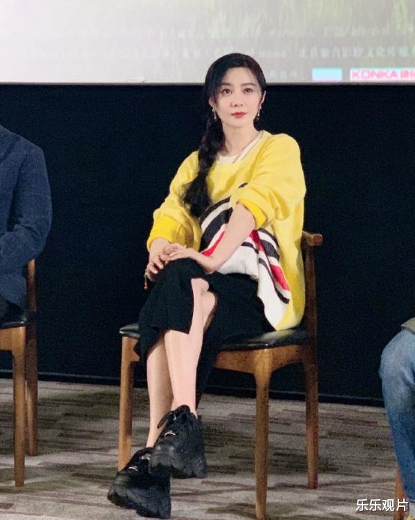 范冰冰|范冰冰与大学生聊电影，清纯打扮似少女，气质与状态全场最佳