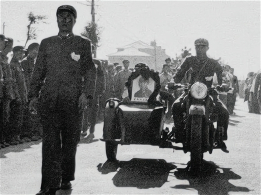 『古埃及』雷锋葬礼老照片,摩托车开道,十万人送行,最后一图是他的遗物