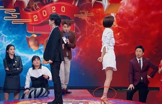 佟丽娅：36岁的佟丽娅涅槃重生，“高跟鞋”火了，鞋面与地面成45°角