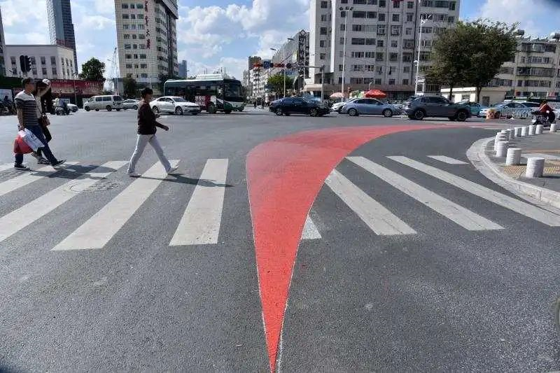 保山|马路上出现奇怪标识！网友狂赞：请全国推广!