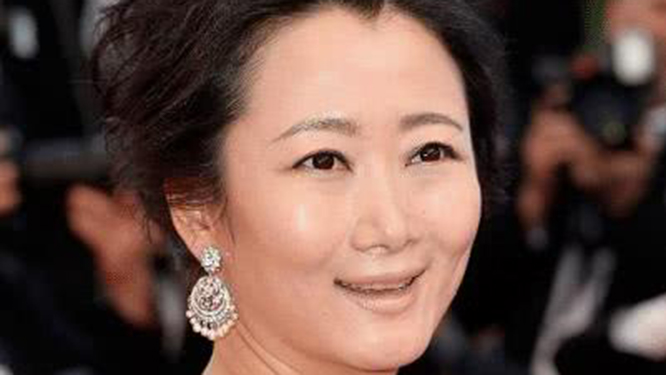 护肤品|她为自己不变老,坚持不生孩子不吃晚饭,如今42岁老成这样!