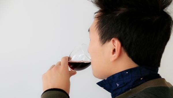 肝脏|一天喝多少酒，是肝脏能承受的极限？医生说出确切数字，别多喝