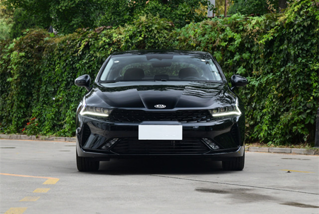 起亚K5|这才是年轻人开的车，它比奥迪气派，241马力+8AT，才16.18万