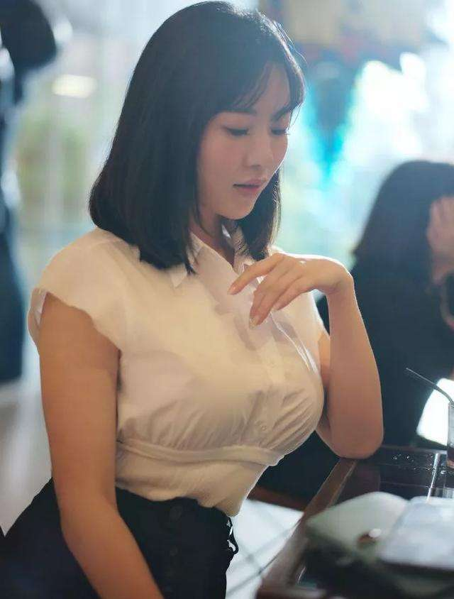 【蒋聘婷】因“刘强东”走红的蒋聘婷，国外住豪宅生活奢靡，女人味难以抵挡