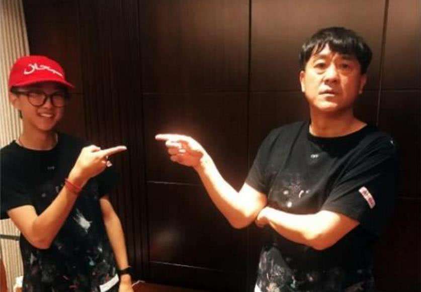 「何冰」迎娶暗恋14年的同桌，从不发妻子照片，有种深情叫何冰