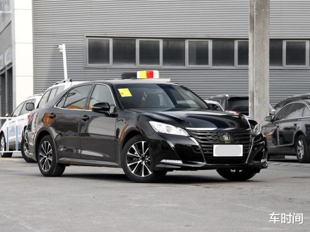 丰田皇冠|又一经典豪车倒下！当年售价60万排队买，如今跌至23万无人问津，可惜了