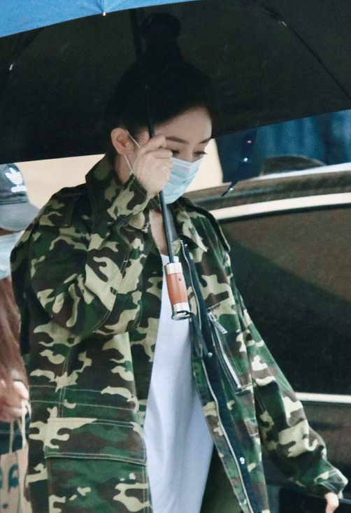 【谭松韵】杨幂拍新戏遭围观，用伞挡住自己随后扔掉，被围观者骂：我去，垃圾