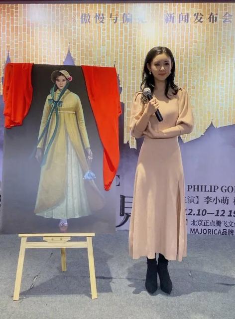 穿衣搭配@34岁李小萌梳双马尾太嫩,运动服里搭空气,要成熟却长了张娃娃脸