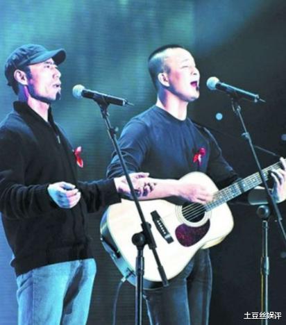 旭日阳刚|旭日阳刚王旭：靠农民妻子卖母鸡，春晚一举成名，今落魄住板房？