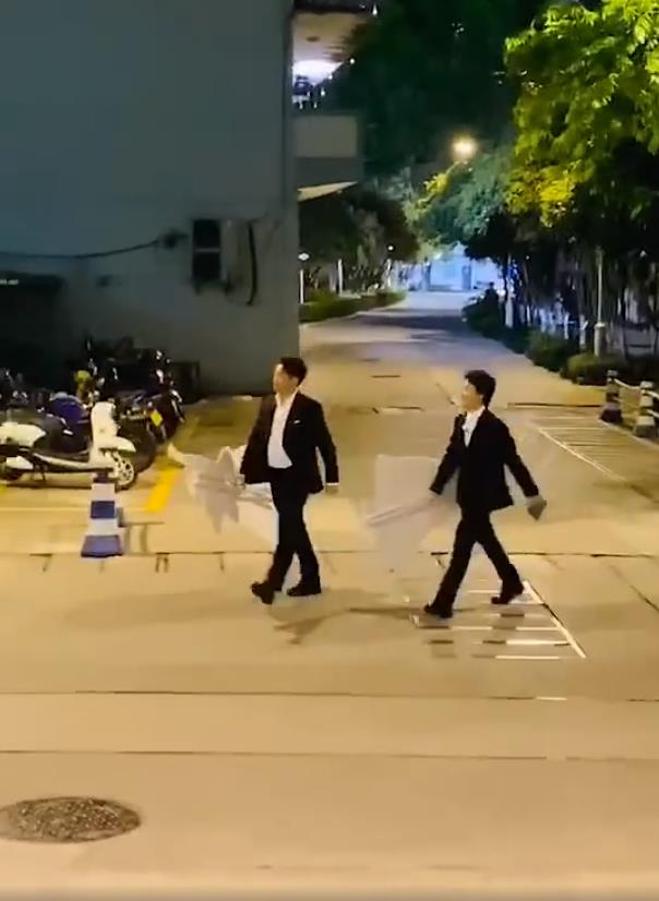 郑恺：Baby录《跑男》获蔡徐坤提裙摆，郑恺郭麒麟傻傻分不清却被肚子抢镜