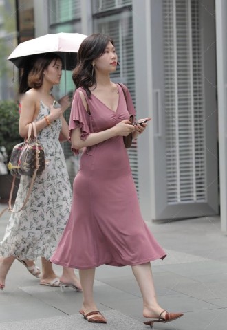 穿衣搭配|美女穿搭粉色裹身裙格外有魅力，上衣设计搭配短发气质和魅力双赢