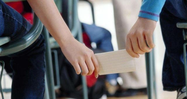 考试|小学生考试“递纸条”，被监考老师当场抓获，打开一看：简直人才