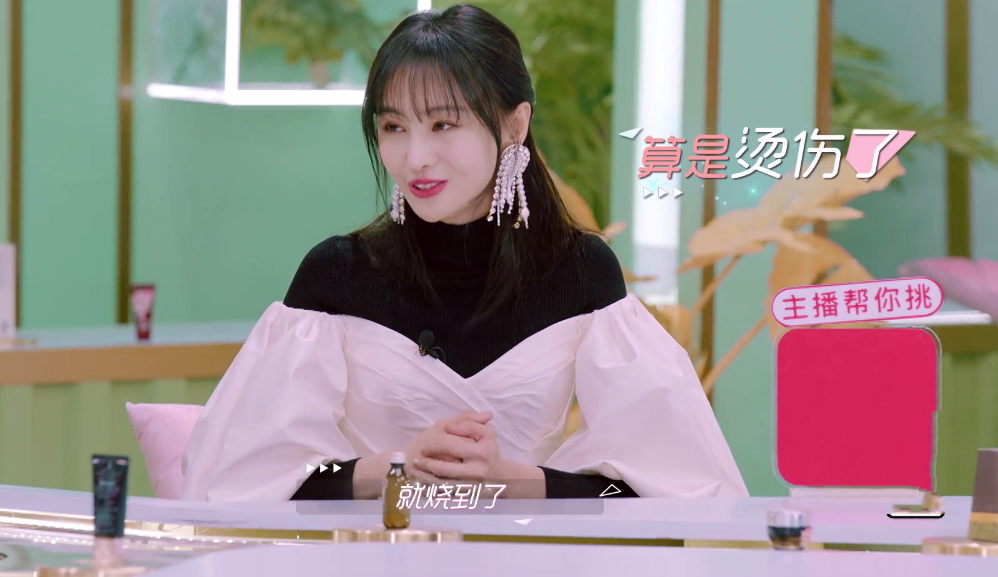 [郑爽]郑爽说出自己嘴角疤痕原因，她的回答让戚薇愣一跳，听着都嫌疼