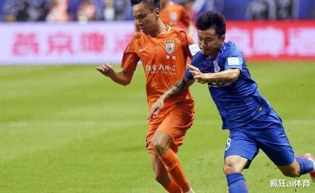 国足▲李铁迎来执教国足的试金石，首场热身赛对阵申花，对手三外援出战