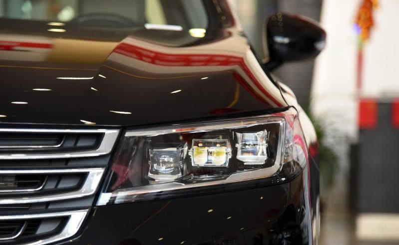 豪车|被忽视的伪豪车，18万降到15万，四轮独悬全景天窗，无人识货