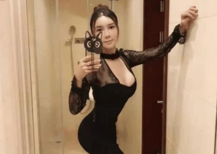 |女星沦为18线后，为“讨好”自己的粉丝，只能穿成这样走穴